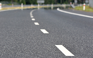 Znaczne dofinansowanie drogi w okolicach Ełku. Jezdnia ma być szersza i bezpieczniejsza